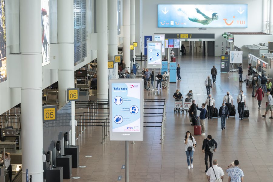 1.1 million passengers at Brussels Airport in March,  six times as many as in 2021 and 56% of 2019 Flown cargo volumes stable compared to 2021